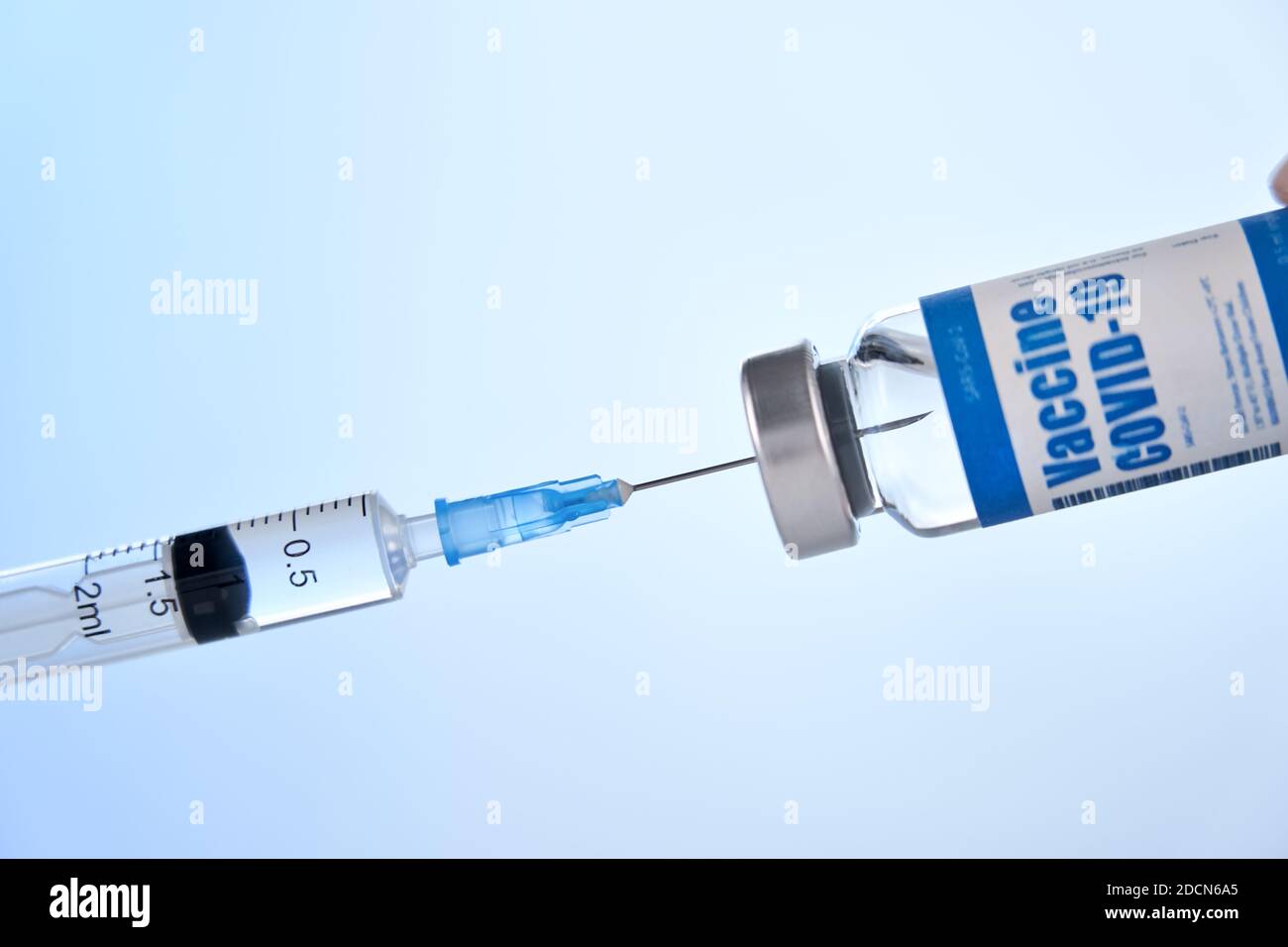 Seringue prenant la dose du vaccin contre le coronavirus Covid 19 pour injection à partir d'un flacon. Banque D'Images