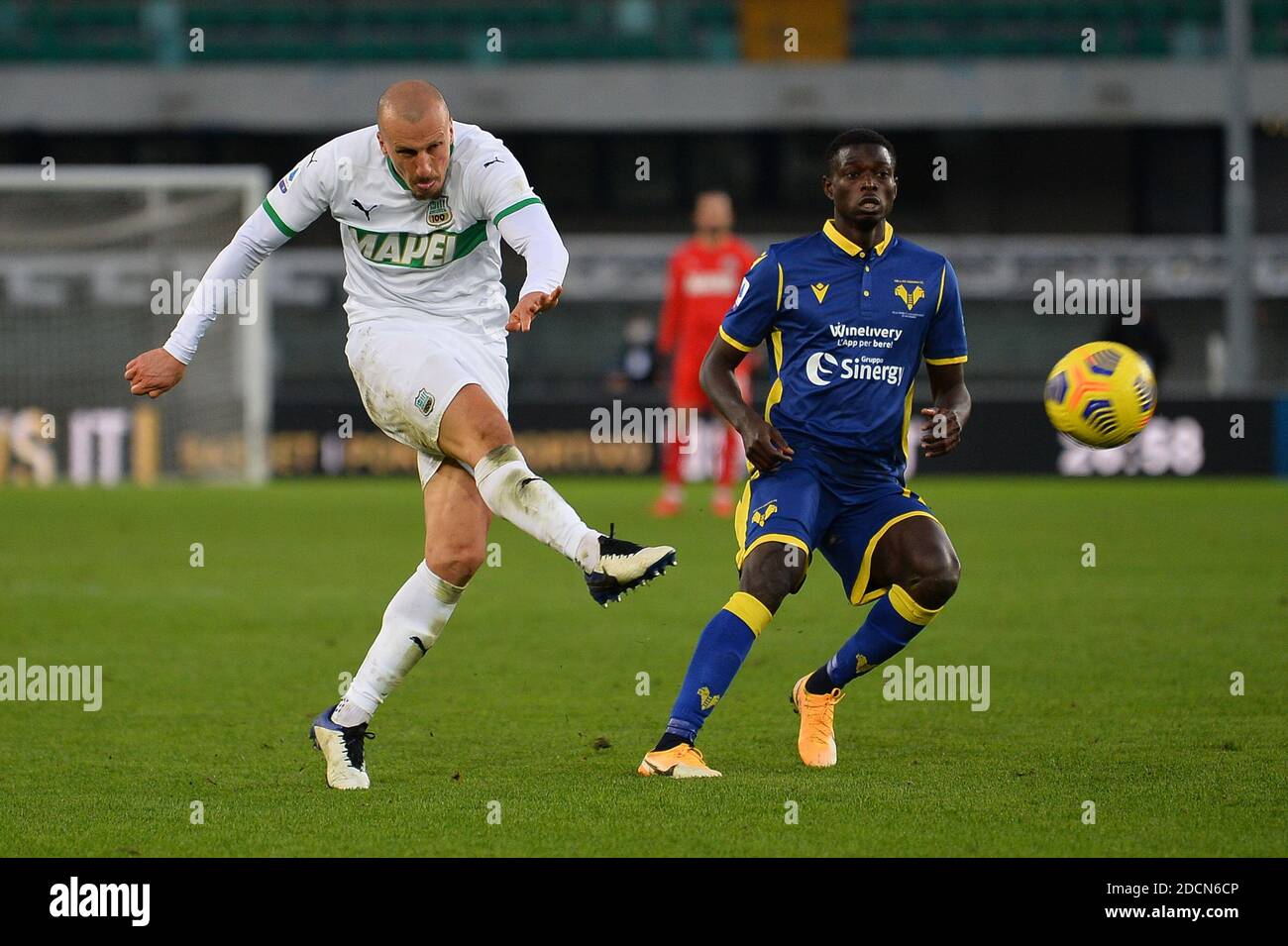 Vérone, Italie. 22 novembre 2020. Verona, Italie, Marcantonio Bentegodi Stadium, 22 Nov 2020, Vlad Chiriches (Sassuolo) pendant Hellas Verona vs Sassuolo Calcio - football italien Serie A Match - Credit: LM/Alessio Tarpini Credit: Alessio Tarpini/LPS/ZUMA Wire/Alay Live News Banque D'Images