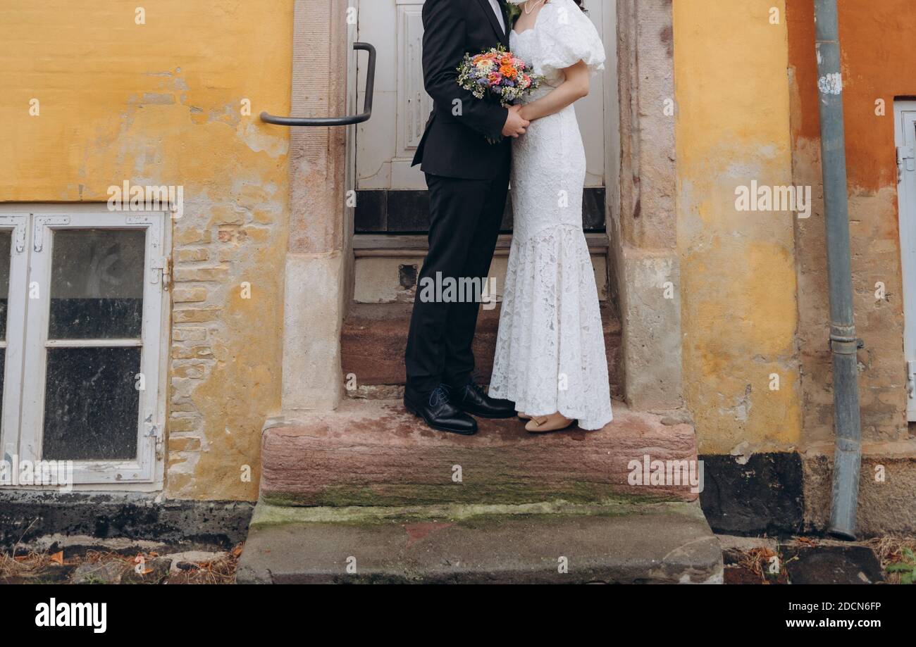 Couple de mariée célébrant ensemble le joyeux jour de mariage. Concept d'agence de mariage. Banque D'Images Couple de mariée célébrant ensemble le joyeux jour de mariage. Concept d'agence de mariage. Banque D'Images