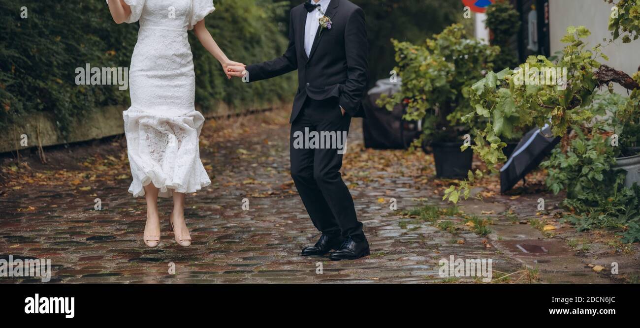 Couple de mariée célébrant ensemble le joyeux jour de mariage. Concept d'agence de mariage. Banque D'Images Couple de mariée célébrant ensemble le joyeux jour de mariage. Concept d'agence de mariage. Banque D'Images