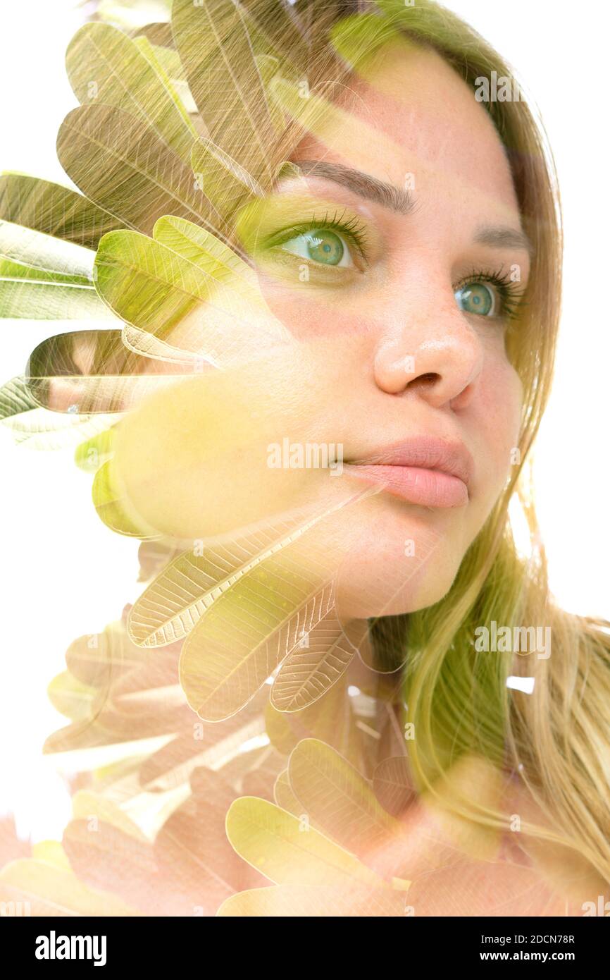 Un tropical laisse le portrait à double exposition d'un jeune bleu femme attentionnés sur fond blanc Banque D'Images