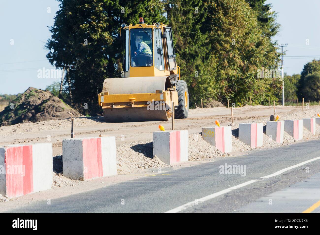 Travail Compacteur de sol sur chantier de construction routière Banque D'Images