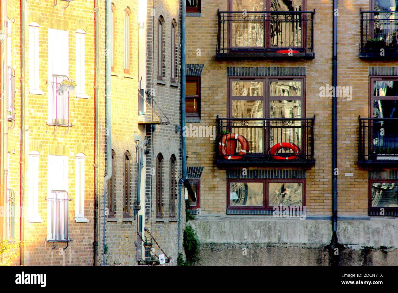 Une bouée de sauvetage sur le balcon à l'extérieur des appartements dans le Canary Wharf de Londres Banque D'Images