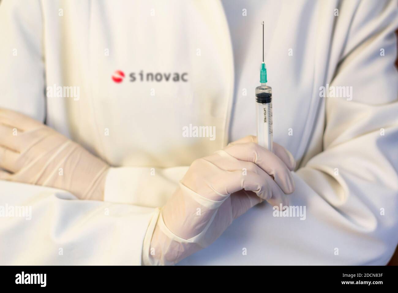 Lisbonne, Portugal - 22 novembre 2020 : Medic, scientifique, pharmacien tenant une seringue avec le logo SINOVAC sur la blouse de laboratoire. Coronavirus, le vaccin Covid-19 concep Banque D'Images