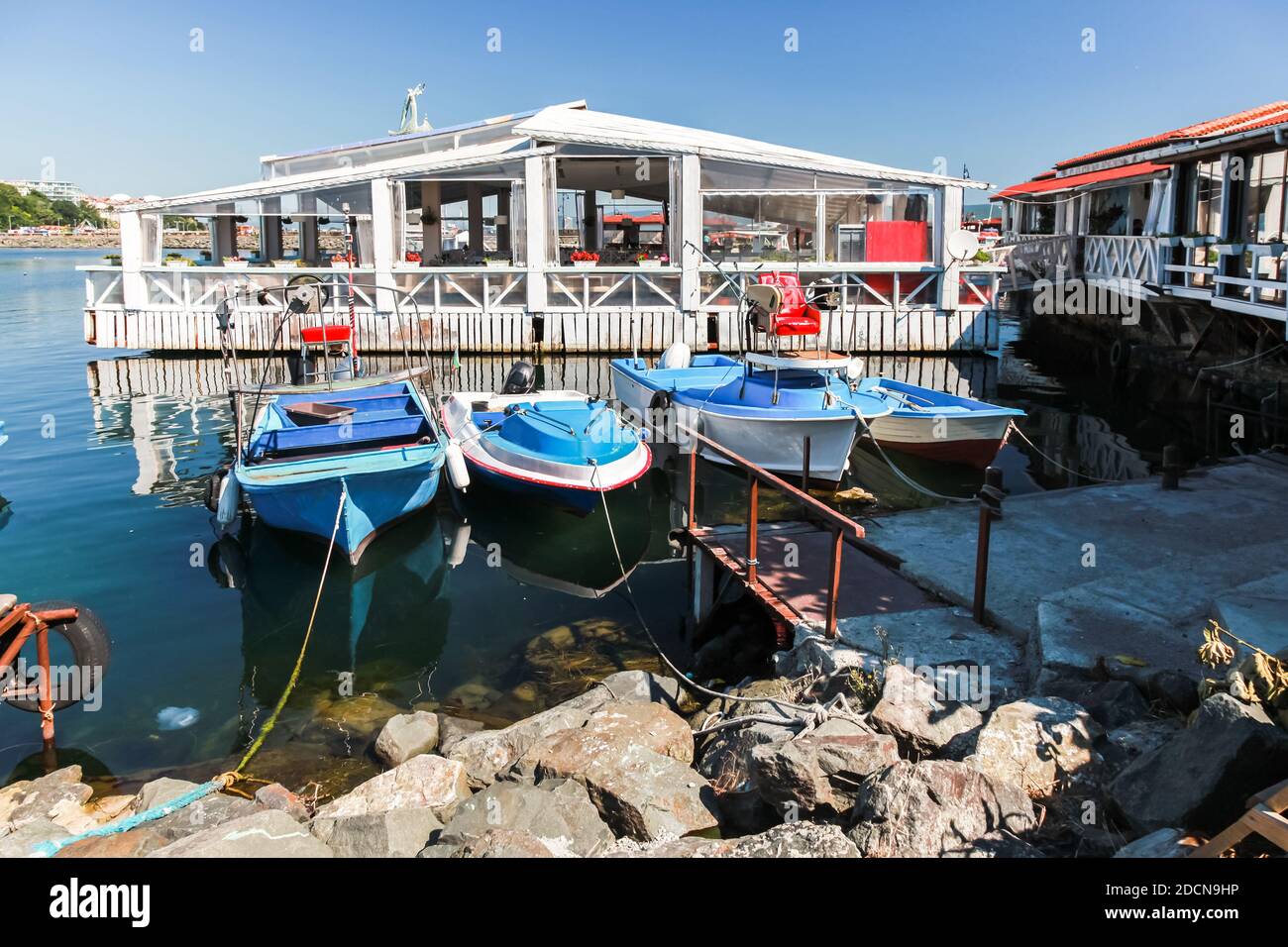 Des bateaux de pêche en bois colorés sont amarrés dans la vieille ville de Nessbur, en Bulgarie Banque D'Images