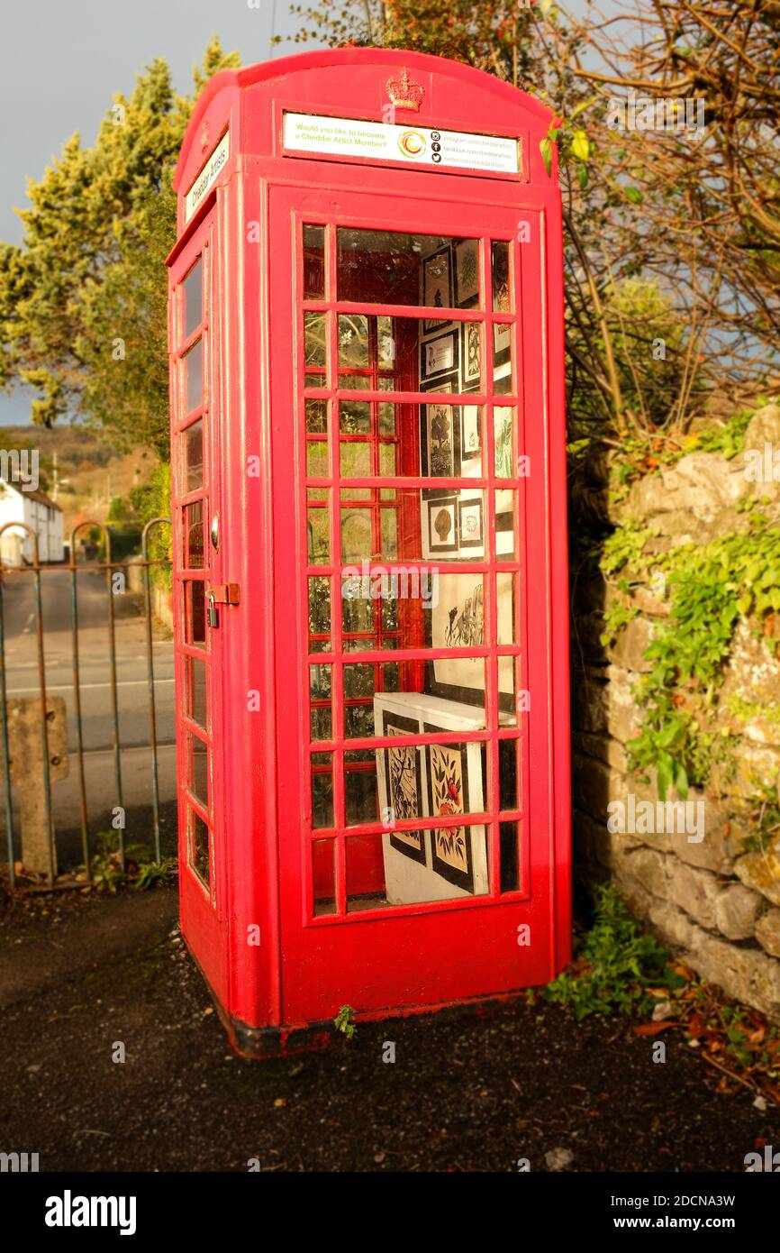 2020 novembre - le vieux téléphone rouge utilisait une installation d'exposition d'art dans le village Somerset de Cheddar. Banque D'Images