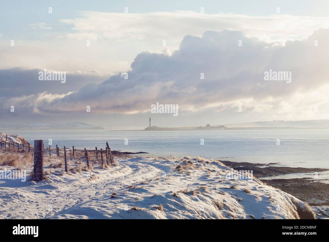 Sentier côtier en hiver sur les îles Orcades en Écosse Banque D'Images