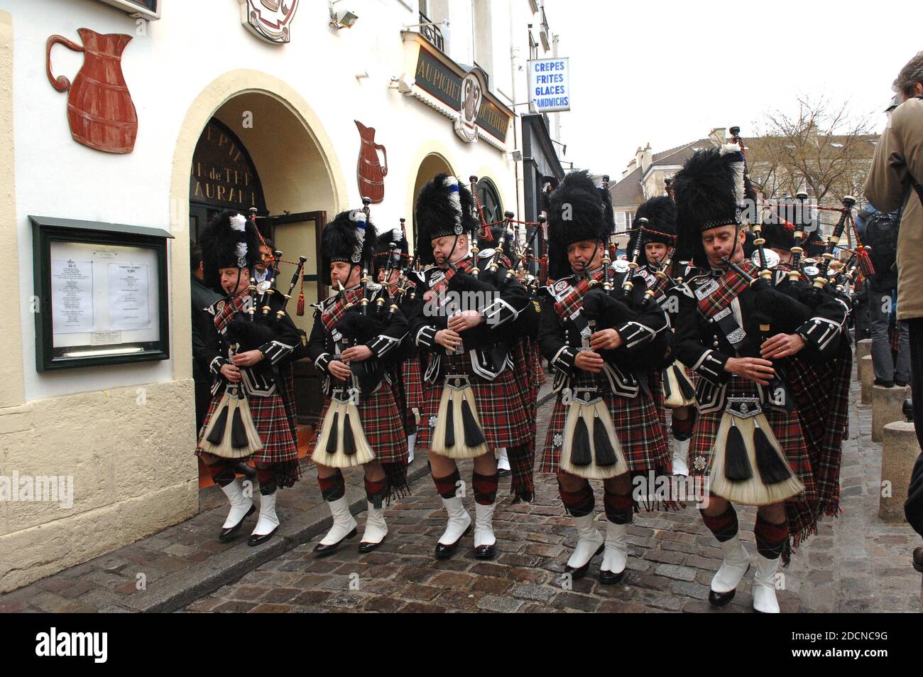 Lothian & Borders police Pipe Band Pipes marchant à travers Paris, France, 2006 Banque D'Images