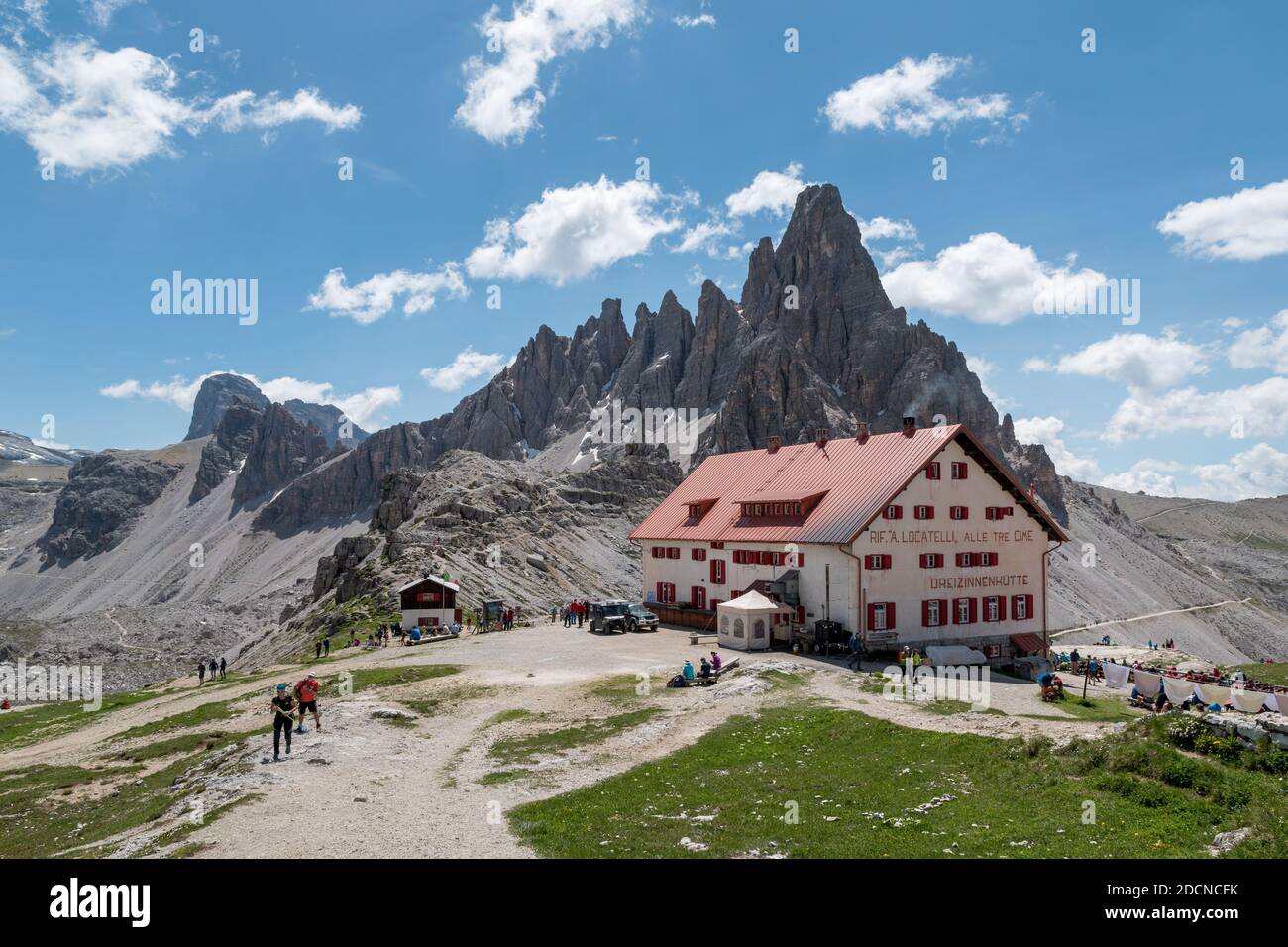 La célèbre cabane de montagne antonio locatelli en face des montagnes de votre cime et Monte Paterno. Banque D'Images