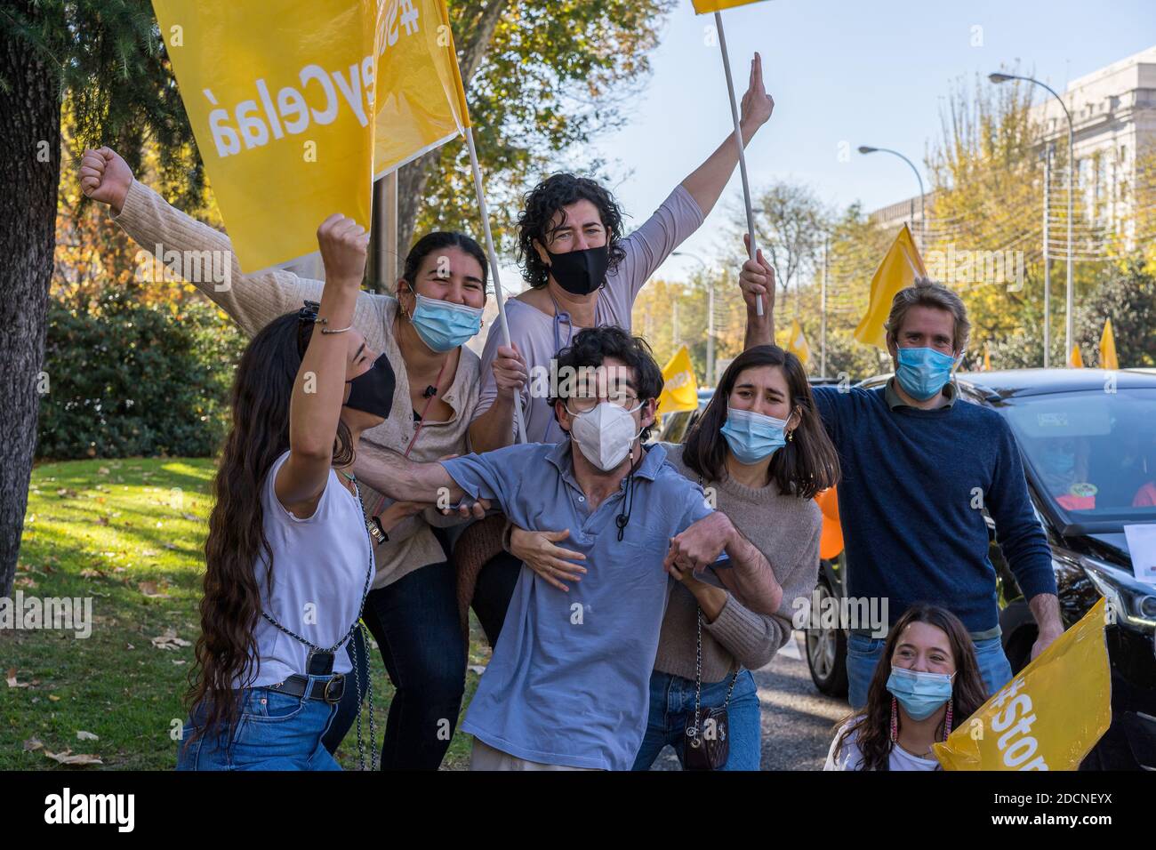 Un groupe de manifestants hante un membre de la famille avec des besoins spéciaux, sur le Paseo de la Castellana pendant la manifestation.plus de 50 villes d'Espagne ont envahi les rues en voiture pour manifester contre la loi Celaa, une nouvelle loi sur l'éducation avec des changements importants dans les fonds des centres d'éducation concertés, La religion à l'école, l'éducation pour les personnes ayant des besoins spéciaux et l'espagnol comme langue officielle. Banque D'Images