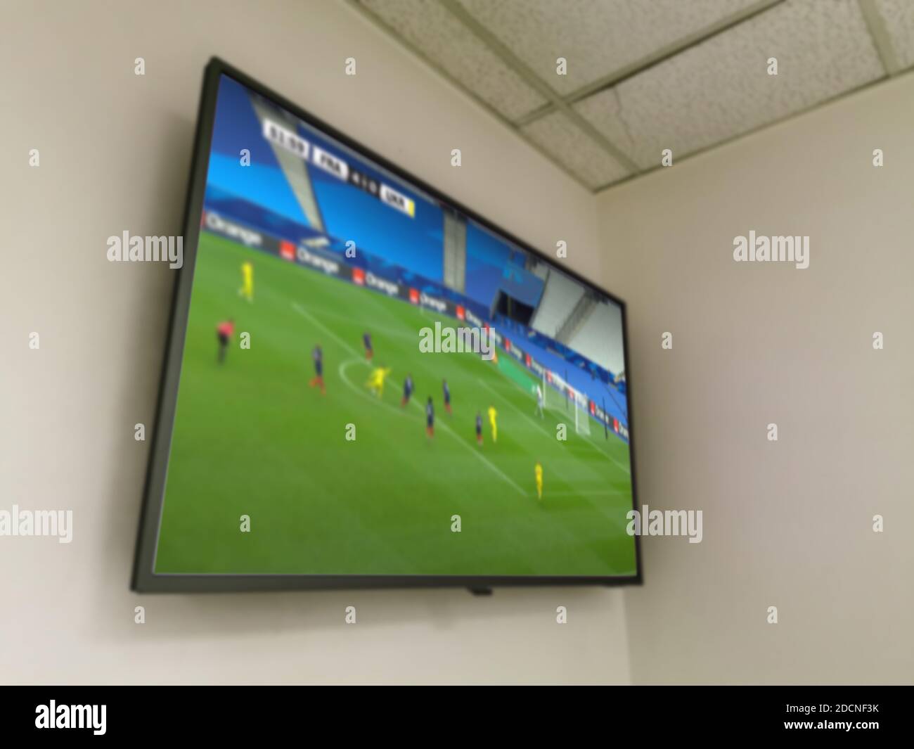 football match football sur grand écran tv Photo Stock - Alamy