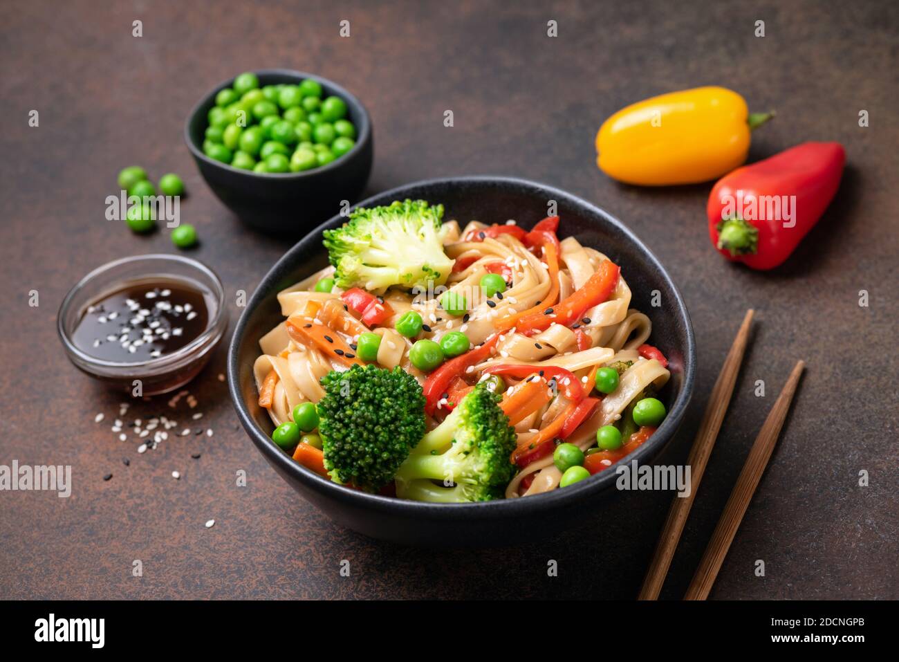 Nouilles udon végétariennes asiatiques avec légumes dans un bol Banque D'Images