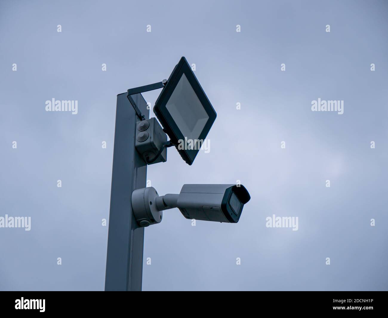 Projecteur et caméra de vidéosurveillance sur fond gris Banque D'Images