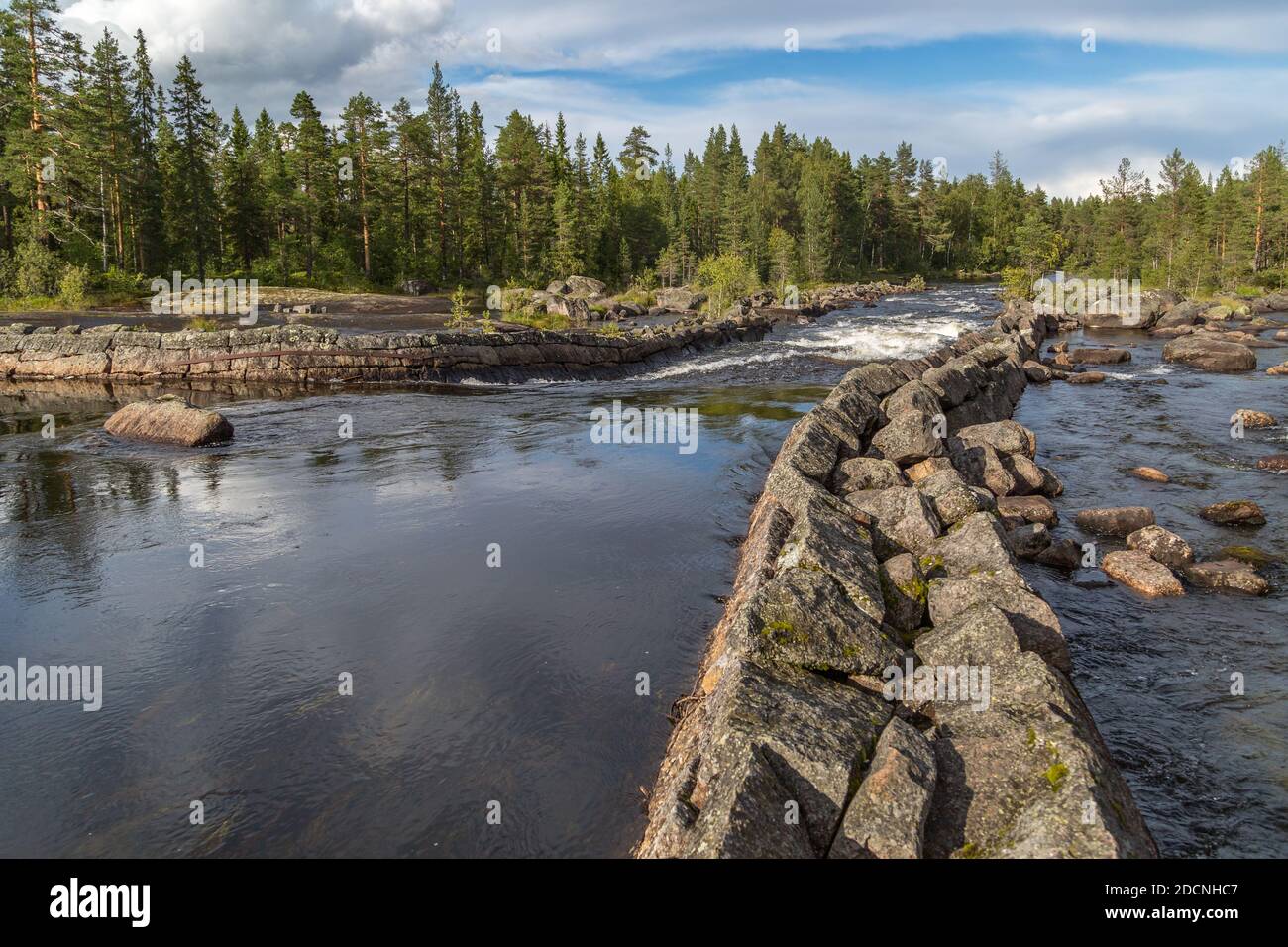Rivière avec des rapides qui traversent le désert de Jämtland au milieu de la Suède. Banque D'Images