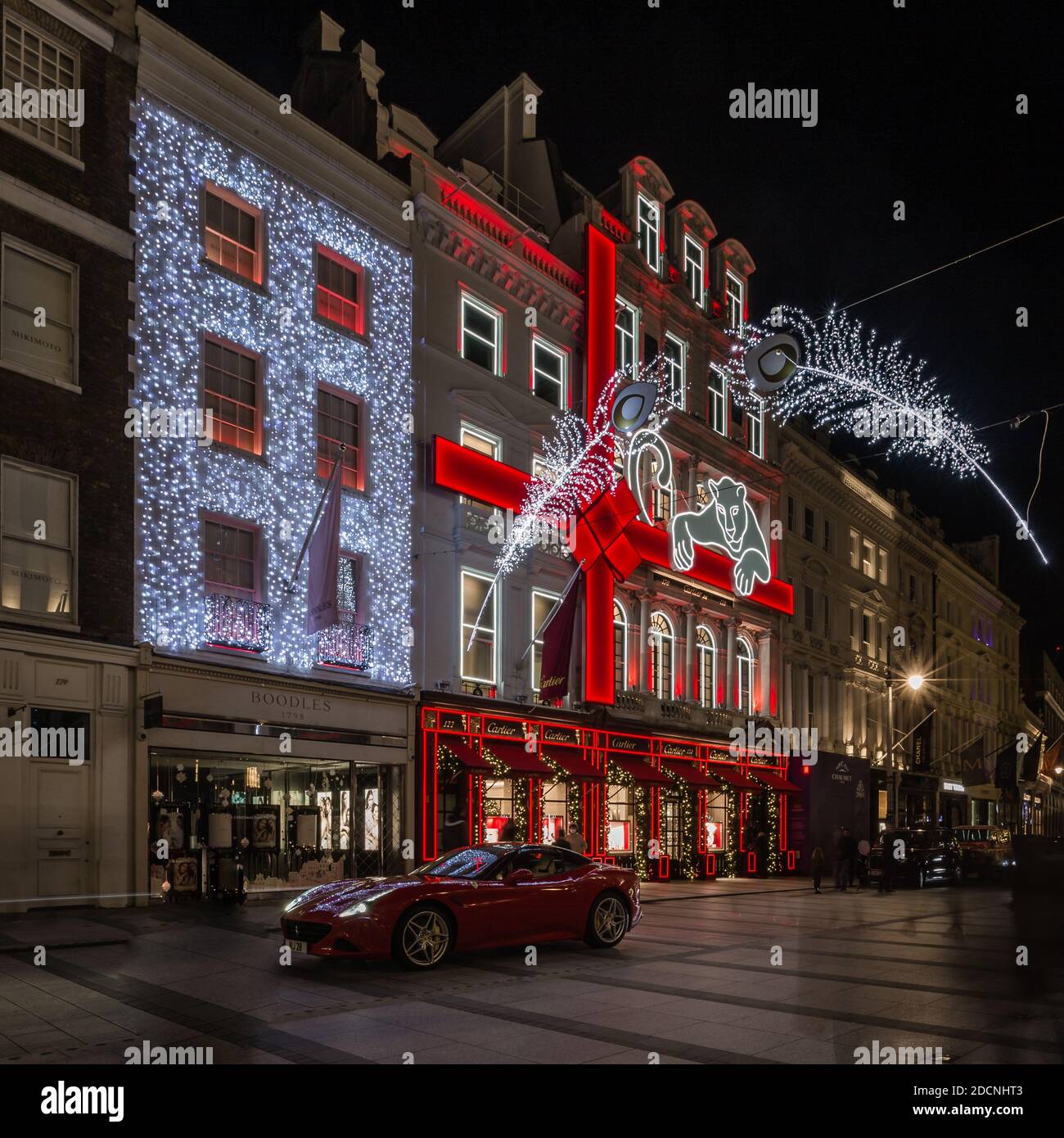 Une voiture de luxe à l'extérieur du bâtiment Cartier décoré de noël sur Bond Street, Londres 2020 Banque D'Images