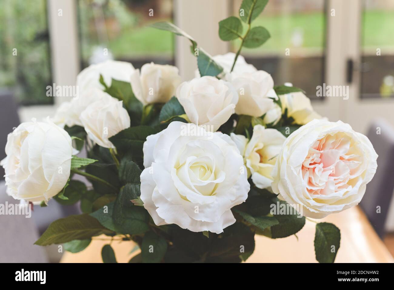 Élégant bouquet floral de fleurs synthétiques sur une table un intérieur élégant Banque D'Images