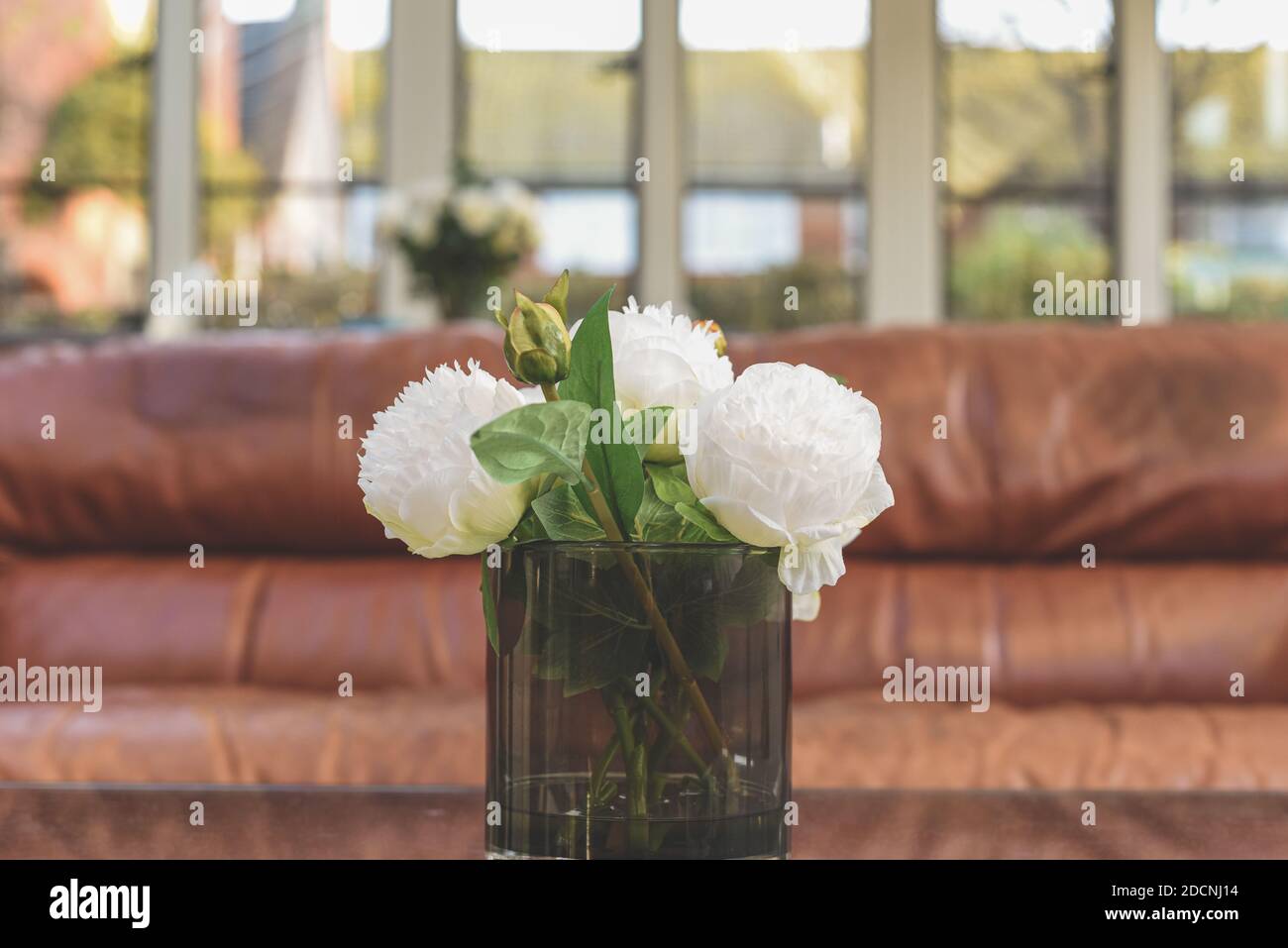 Élégant bouquet floral de fleurs synthétiques sur une table un intérieur élégant Banque D'Images