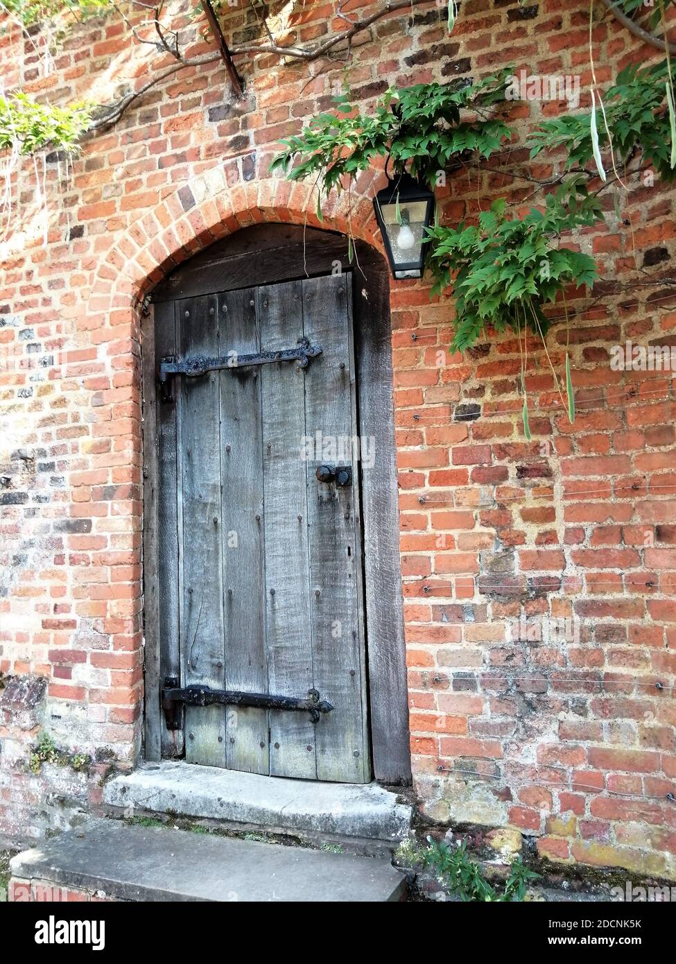 Porte et mur d'un bâtiment classique et ancien anglais. Banque D'Images