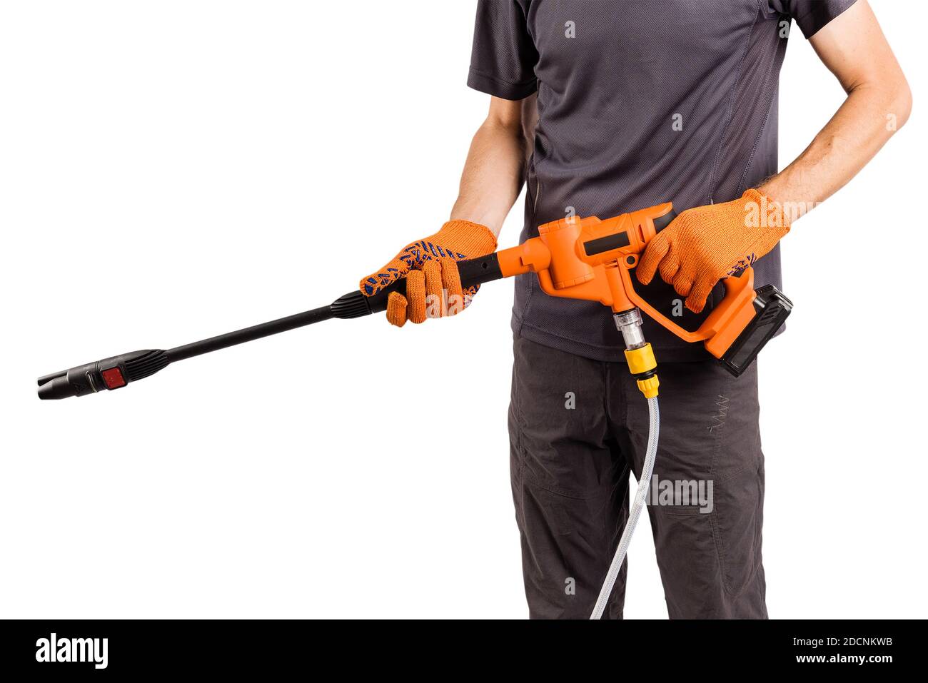 Homme mains tenir outil domestique, eau haute pression lave-glace pulvérisateur hydrojet de nettoyage à l'arrière-plan isolé blanc studio Banque D'Images