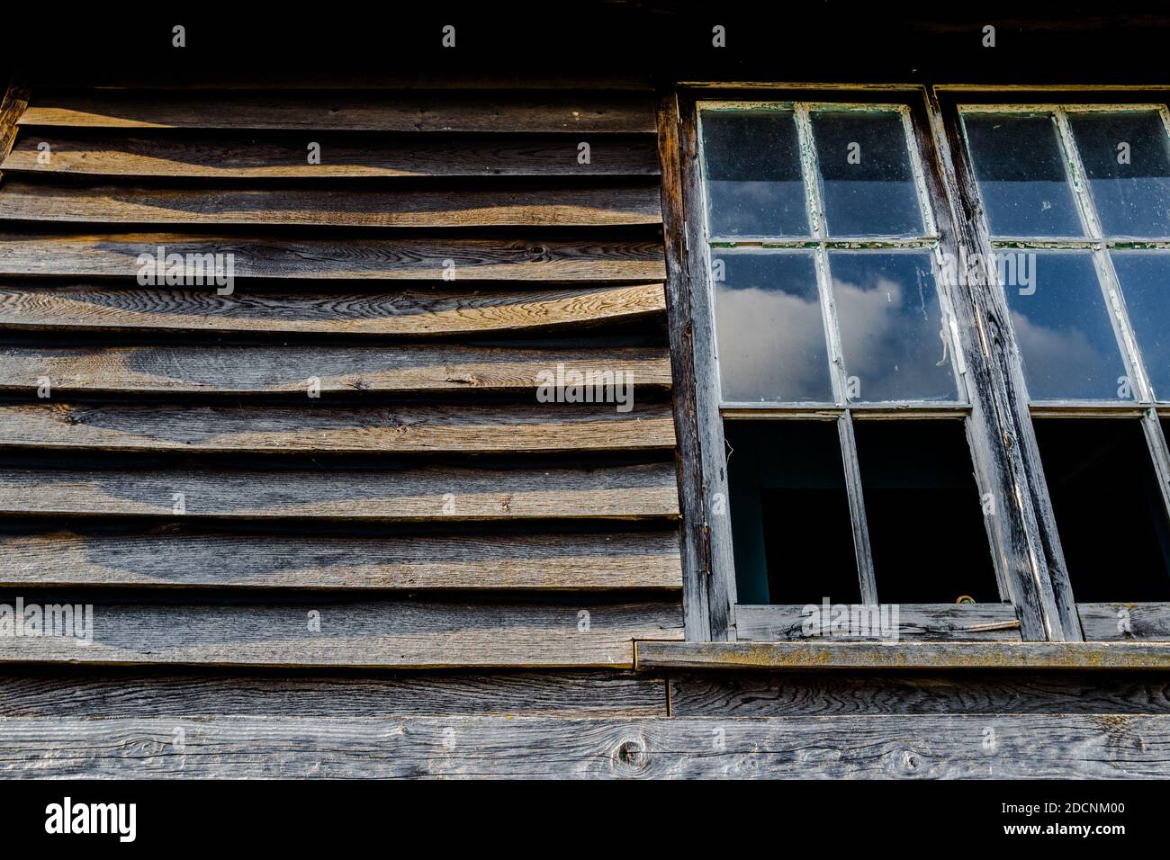 Bâtiment en bois de revêtement en état de décomposition. Banque D'Images