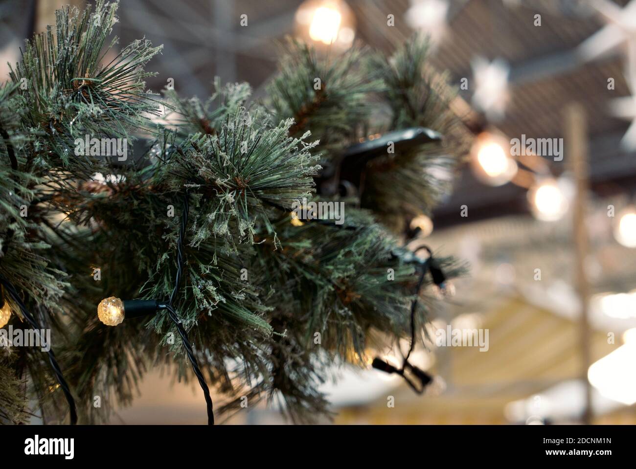 Sapin de Noël en gros plan décoré de lumières de fées dans un marché de Noël à Londres. Banque D'Images