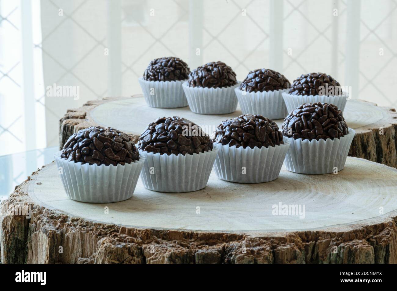 Brigadeiros au chocolat en granulés (brigadiers) alignés sur des planches en bois. Banque D'Images