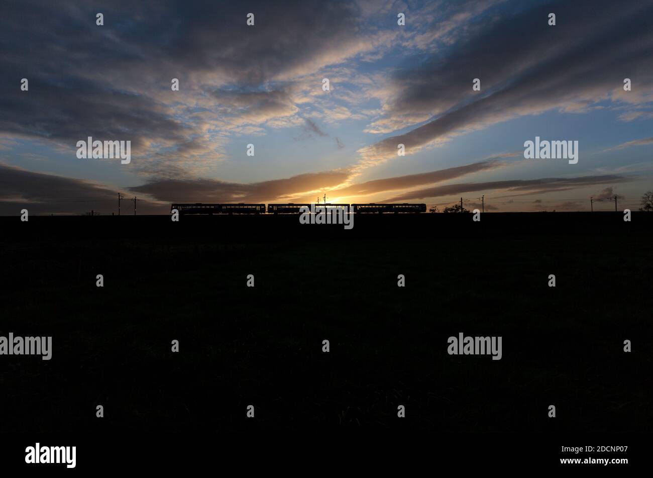 3 trains de banlieue de classe 142 du Northern Rail fonctionnant à vide sur la ligne principale de la côte ouest au coucher du soleil, retournant au service après-vente Banque D'Images