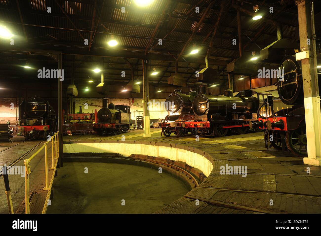 'Tornado', '41708', 'Butler Henderson', '8217' et '251' à l'intérieur du roundhouse à Barrow Hill. Banque D'Images