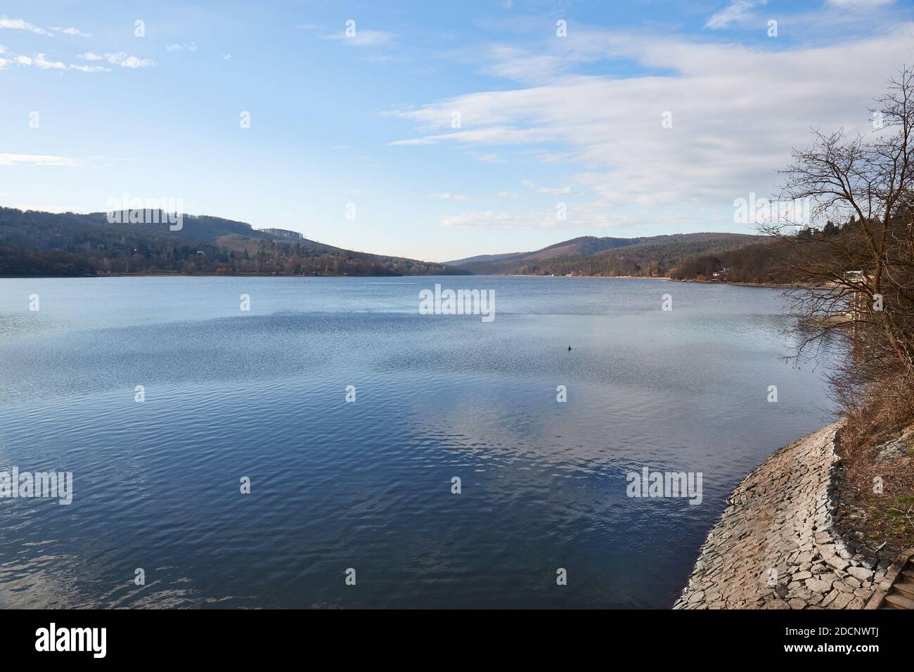 Surface du lac d'eau ondulée près du barrage de Brno Banque D'Images