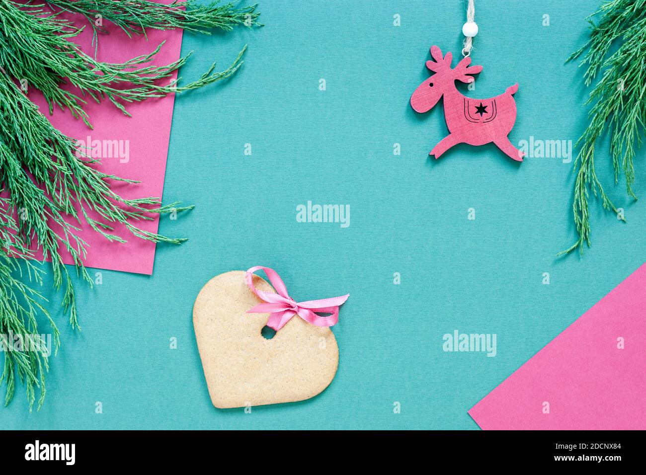 disposition de noël avec ornements et pain d'épice en forme de coeur en vert et rose Banque D'Images