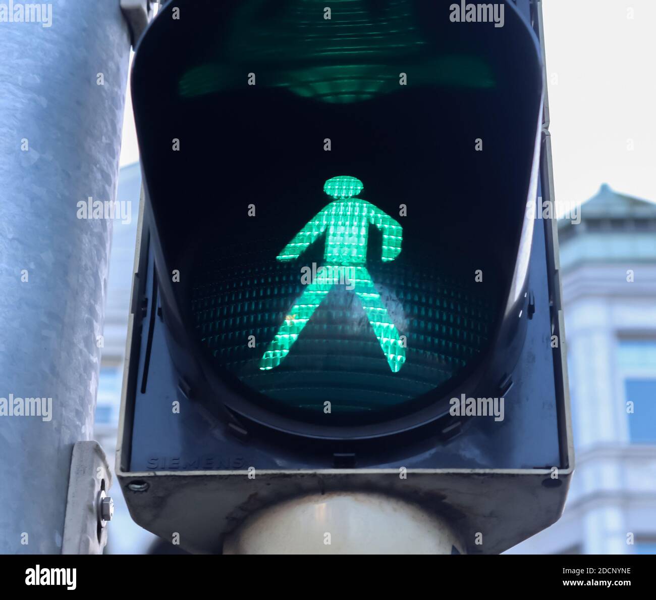 Feux de signalisation verts et rouges pour piétons et voitures trouvés En Allemagne Banque D'Images