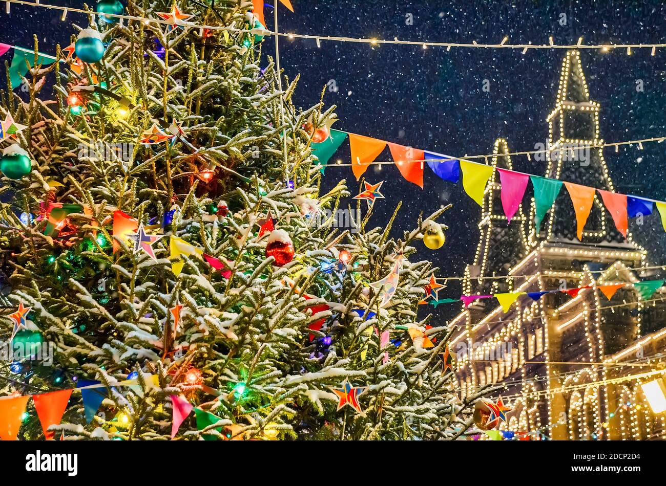 Sapin de Noël avec décorations la nuit dans la rue de Moscou Banque D'Images