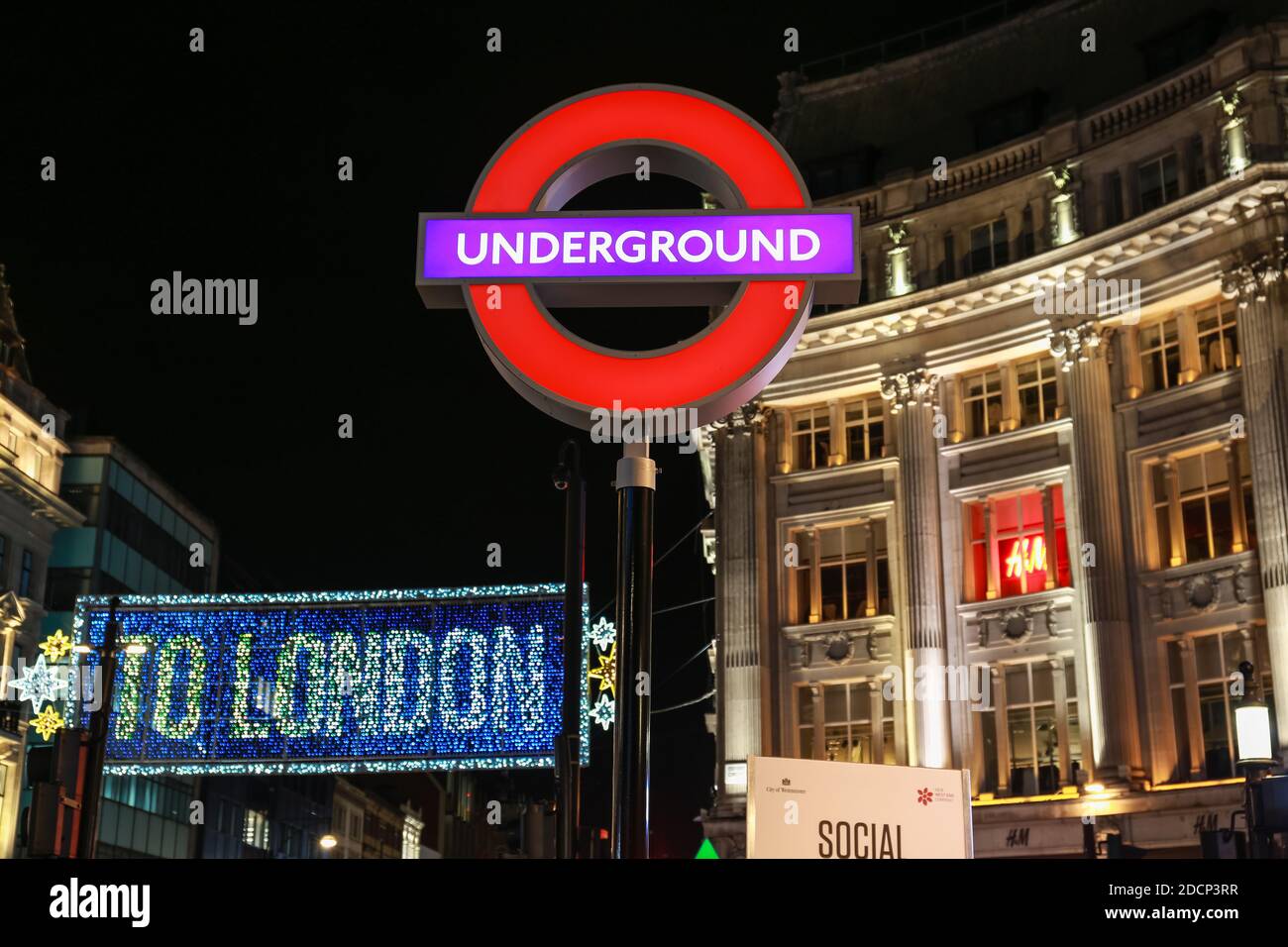 Londres, Royaume-Uni. 22 novembre 2020. Les panneaux souterrains sont réimaginés sous forme de symboles PlayStation 5 à la station Oxford Circus. TFL. Crédit: Waldemar Sikora Banque D'Images