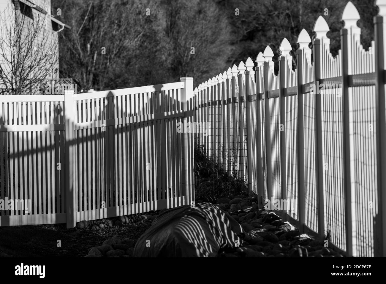 Vue en noir et blanc de la clôture et des ombres en vinyle blanc; Salida; Colorado; États-Unis Banque D'Images