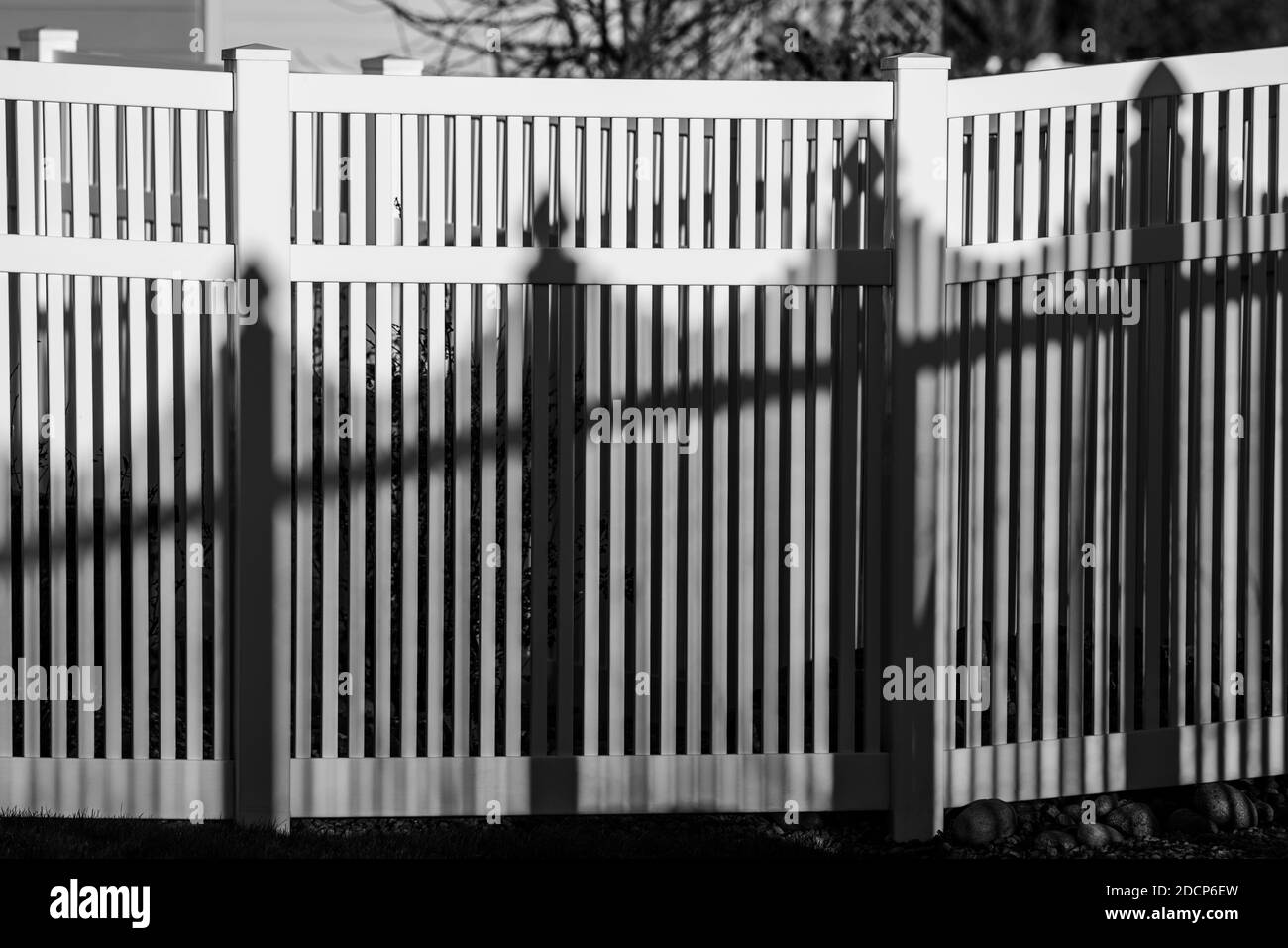 Vue en noir et blanc de la clôture et des ombres en vinyle blanc; Salida; Colorado; États-Unis Banque D'Images