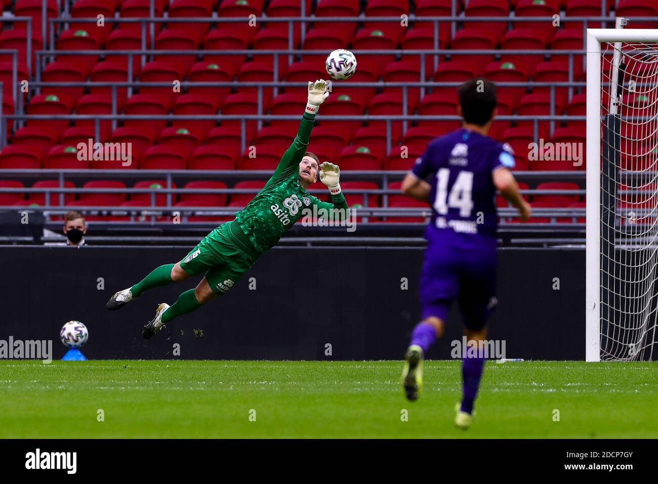 AMSTERDAM, PAYS-BAS - NOVEMBRE 22 : le gardien de but Michael Brouwer de Heracles Almelo fait une économie lors du match hollandais entre Ajax et Heracles Almelo à Johan Cruijff Arena le 22 novembre 2020 à Amsterdam, pays-Bas (photo de Marcel ter Pals/Orange Pictures) Banque D'Images
