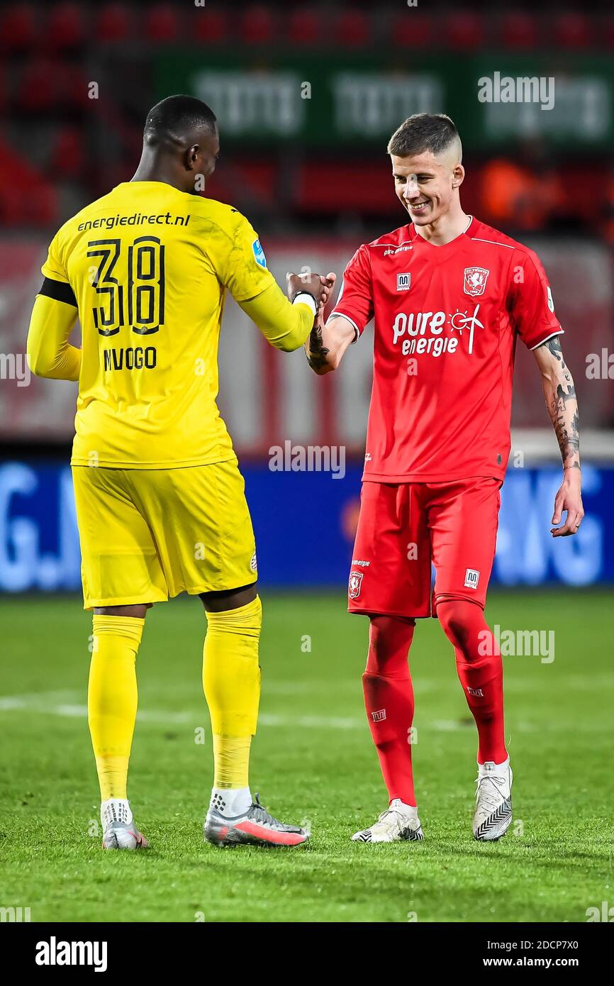 ENSCHEDE, PAYS-BAS - NOVEMBRE 22 : le gardien de but du PSV Yvon Mvogo et Luka Ilic du FC Twente se secouent les mains après le match. Pendant le match hollandais entre le FC Twente et le PSV à Grolsch Veste le 22 novembre 2020 à Enschede, pays-Bas (photo par Lars Smook/Orange Pictures) Banque D'Images