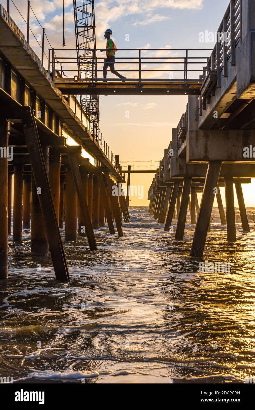 Reconstruction de la jetée après les dommages causés par un ouragan à la jetée de Jacksonville Beach dans le nord-est de la Floride. (ÉTATS-UNIS) Banque D'Images