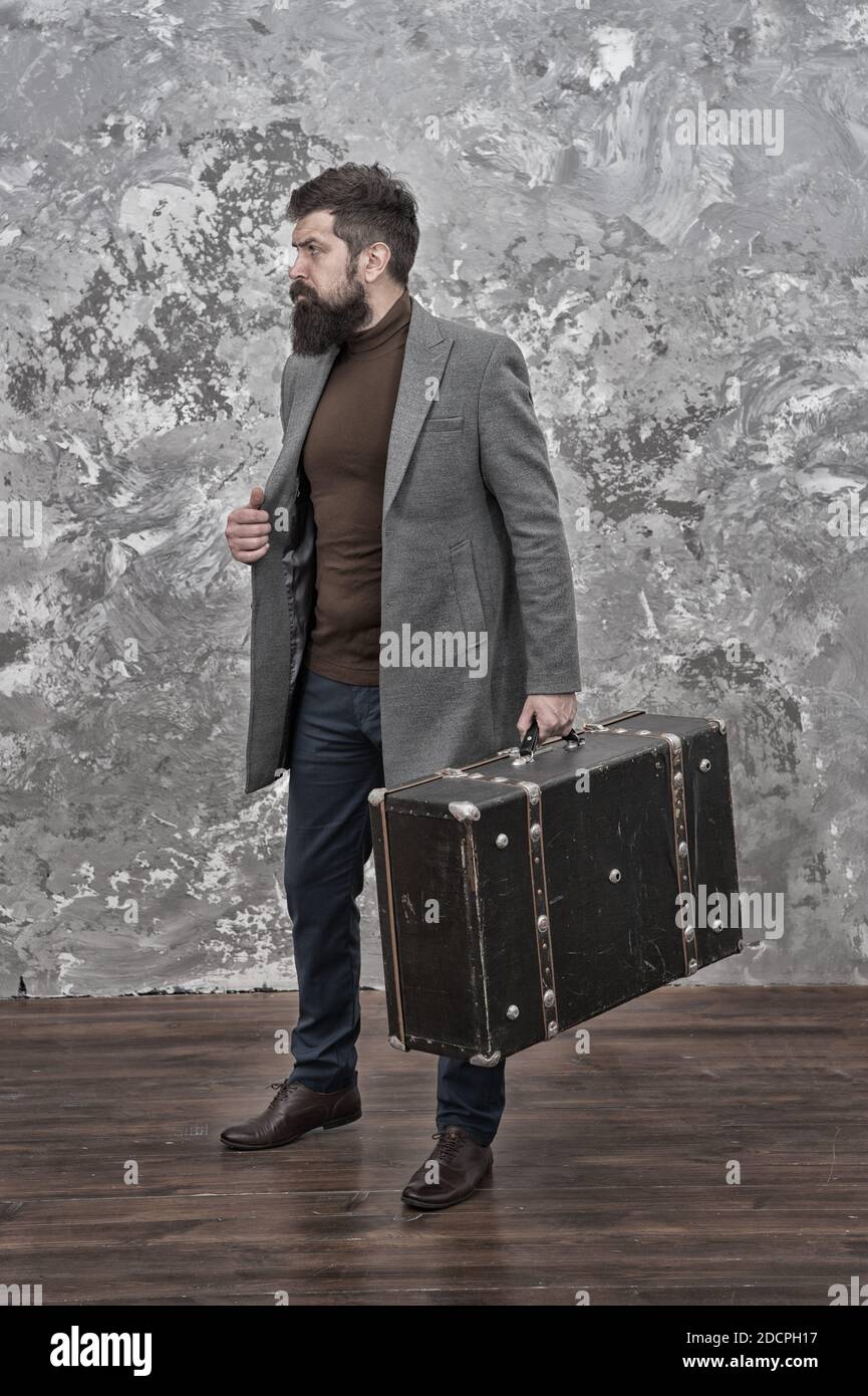 L'homme à la mode avec voyage valise. Vintage Voyage bagage. La vie  moderne. Mannequin. Mature businessman avec barbe. Voyageant pour affaires.  Style décontracté. Hipster barbu brutale dans l'usure de denim Photo Stock -