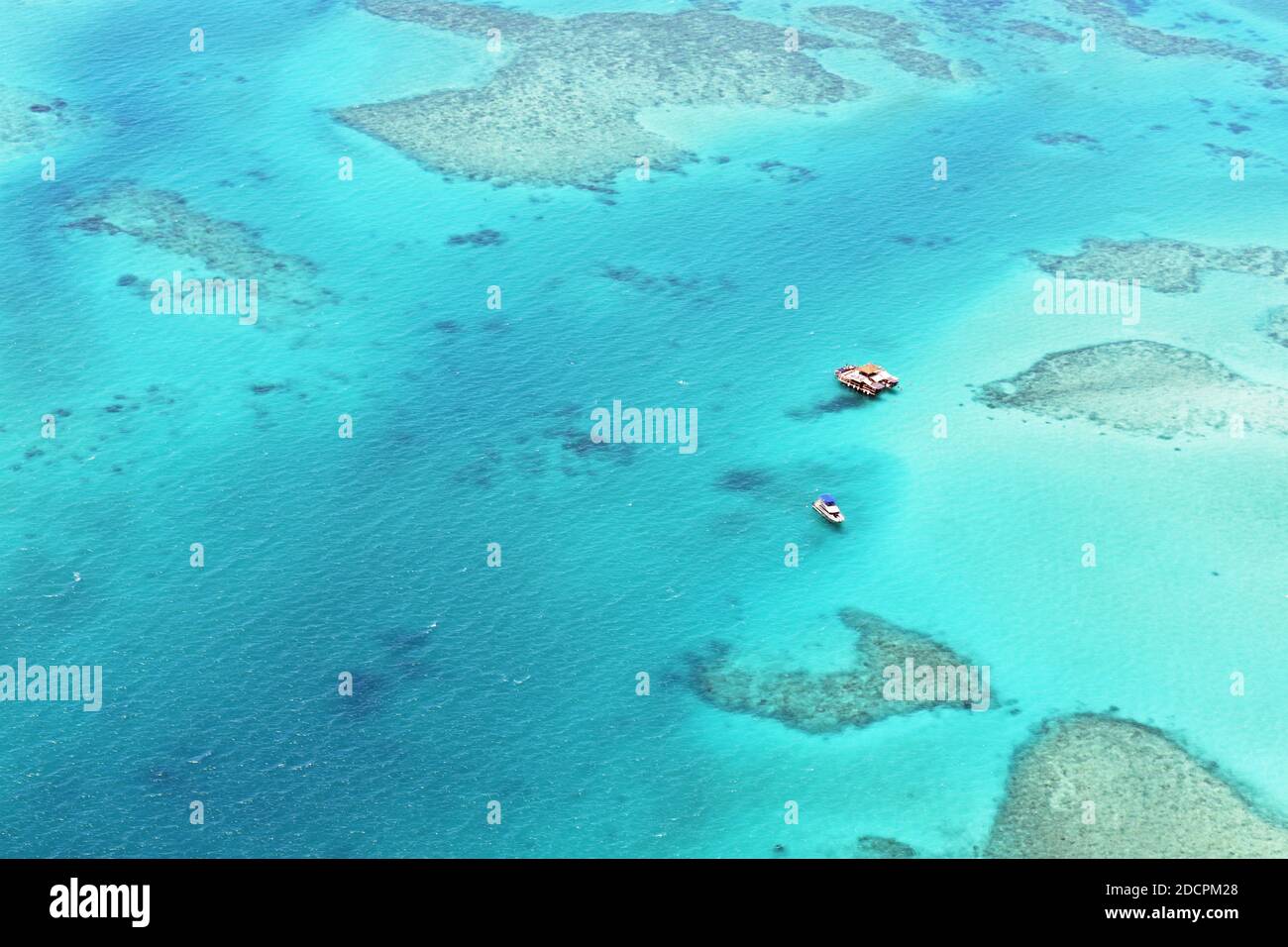 Cloud 9, une plate-forme flottante sur le récif de Roro près de l'île de Malolo aux Fidji. Le complexe est entouré d'eaux bleu et turquoise cristallines et de récifs de corail. Banque D'Images