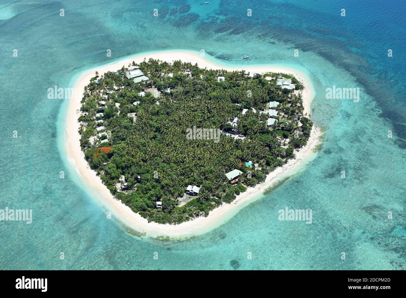La forme de coeur de l'île de Tavarau dans la République de Fidji. L''île dispose d''un complexe et d''une plage de sable blanc, entourée de récifs coralliens. Banque D'Images