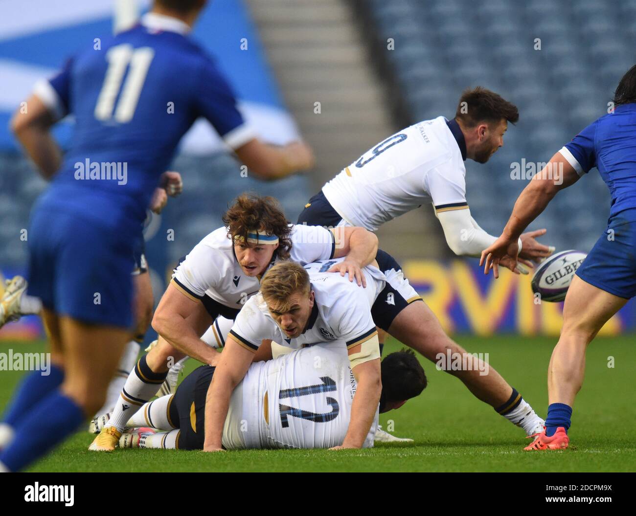 Stade BT Murrayfield. Edinburgh.Scotland.UK.22 novembre 20. Rugby .coupe des Nations d'automne Ecosse contre France . Le PIC montre Scotlands Ali Price se dégage avec Hamish Watson, Chris Evans & Sam Johnson (12) Grounded Credit: eric mccowat/Alay Live News Banque D'Images