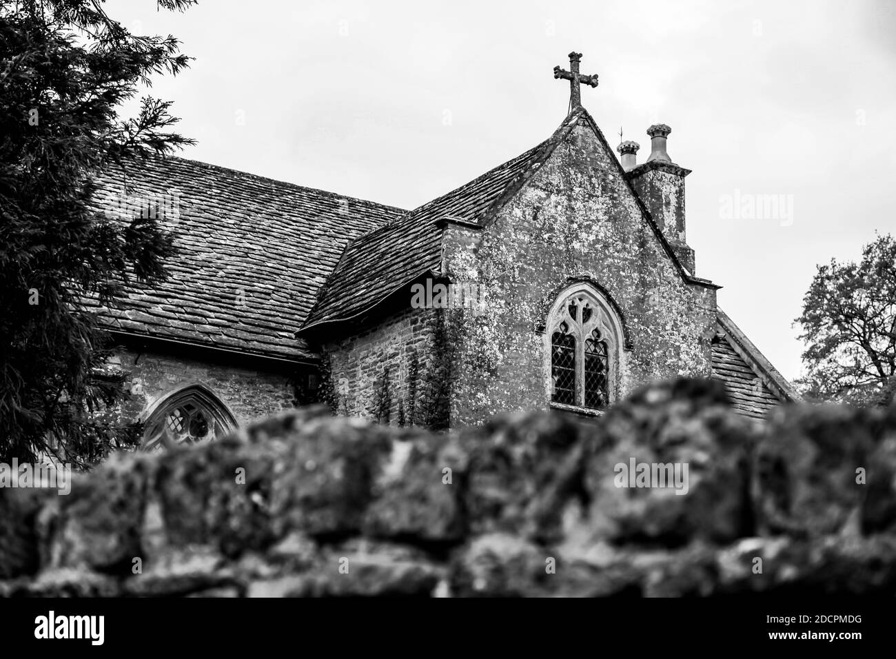 Un coup d'œil sur le mur en pierre sèche à foyer doux, à l'église historique de St Michael & All Angeles, classée Grade II*, à East Coker, comté de Somerset, en Angleterre Banque D'Images