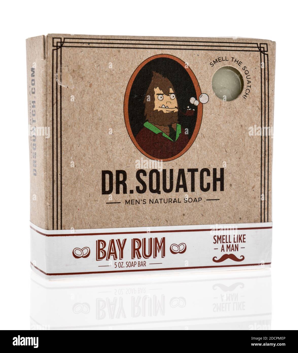 Winneconne, WI -9 novembre 2020: Un paquet de savon de Dr Squatch sur un fond isolé. Banque D'Images