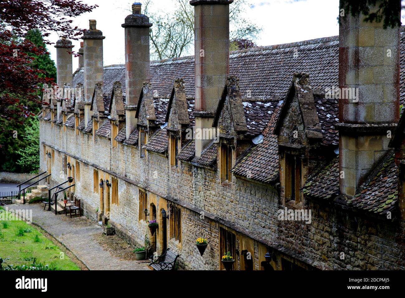 Un joyau architectural historique, les Almshoures Helyar, construits en pierre de Ham locale en 1640-60, dans le village de East Coker, Somerset, Angleterre. Banque D'Images