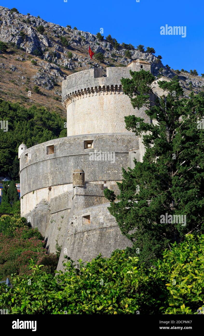 La Tour Minceta (1464) à la vieille ville (site classé au patrimoine mondial de l'UNESCO) de Dubrovnik, Croatie, lors d'une belle journée d'été Banque D'Images
