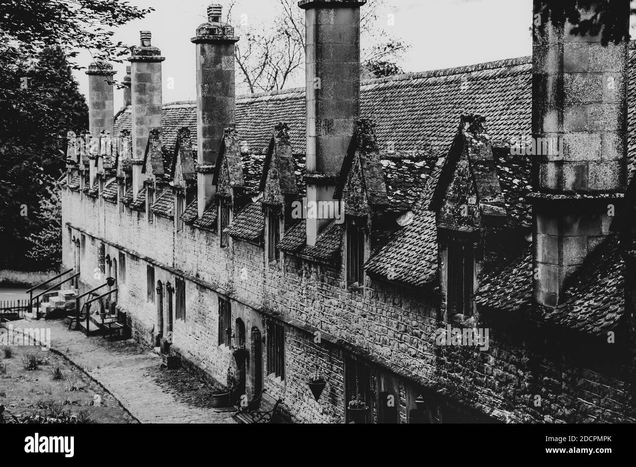 Un joyau architectural historique, les Almshoures Helyar, construits en pierre de Ham locale en 1640-60, dans le village de East Coker, Somerset, Angleterre, Royaume-Uni Banque D'Images