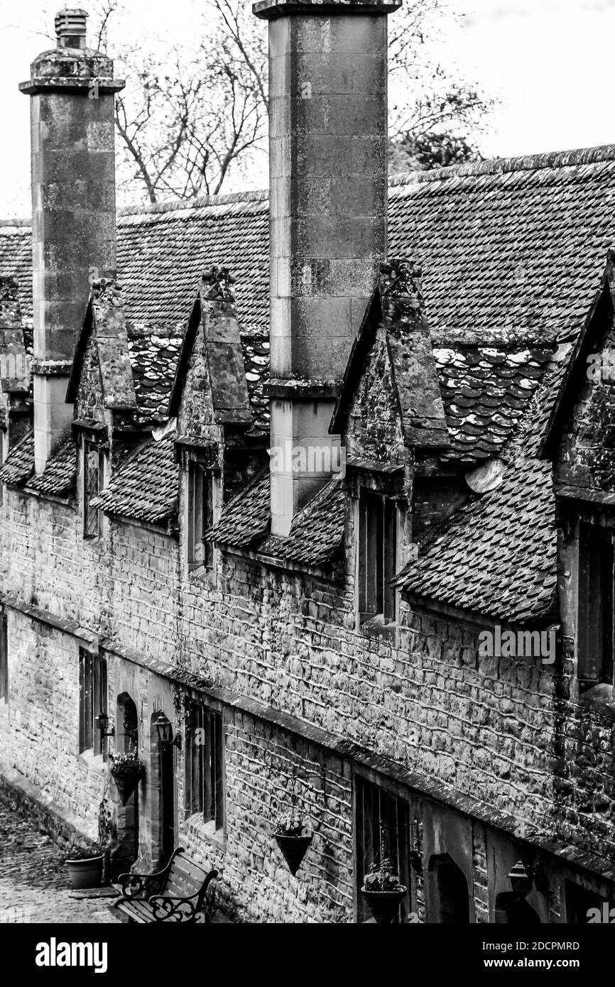 Un joyau architectural historique, les Almshoures Helyar, construits en pierre de Ham locale en 1640-60, dans le village de East Coker, Somerset, Angleterre., U Banque D'Images