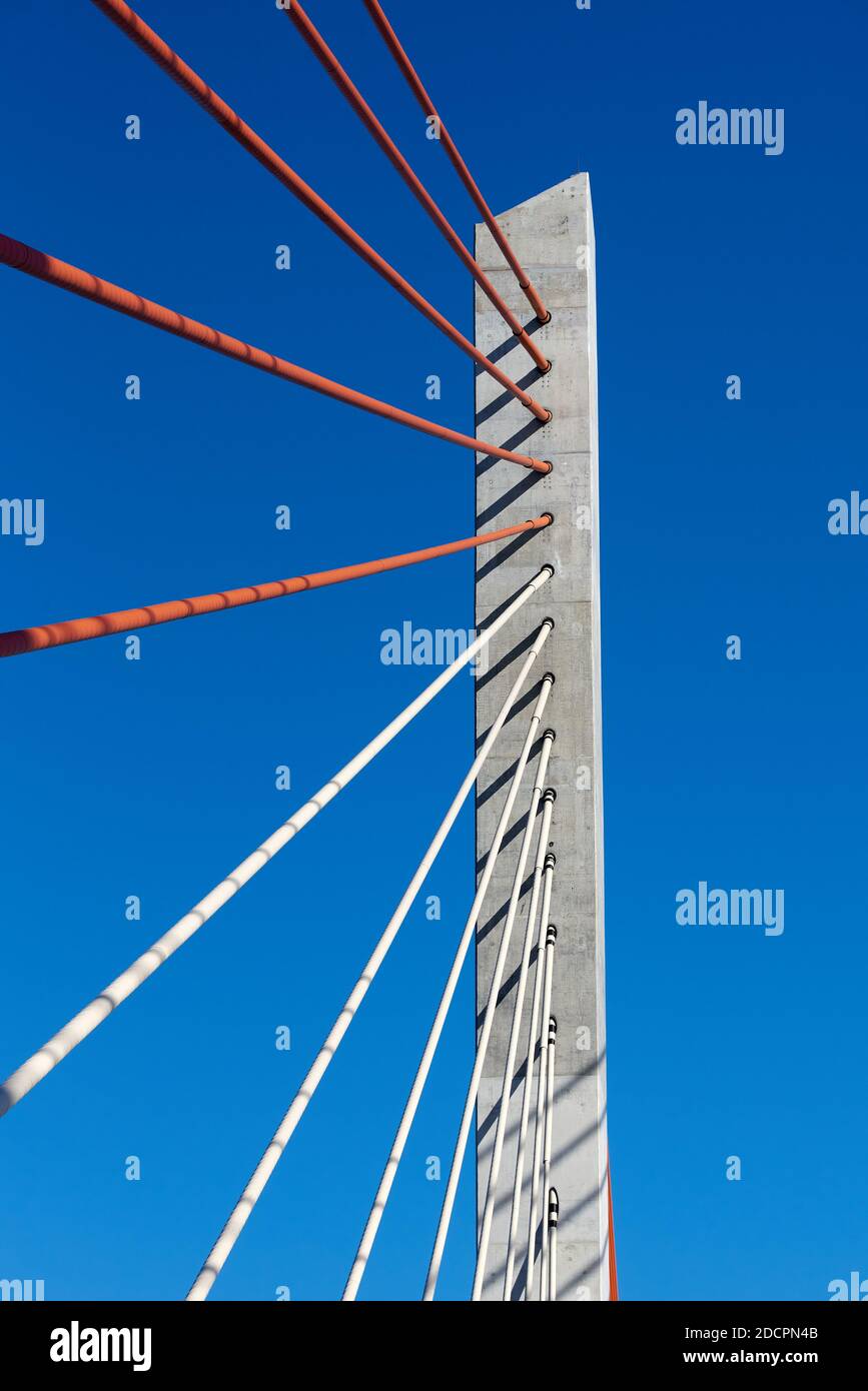 Brooklyn, NY - novembre 16 2020 : un détail du pont de Kosciuszko montrant les sommets des tours en béton avec des câbles attachés. Le pont se compose de o Banque D'Images