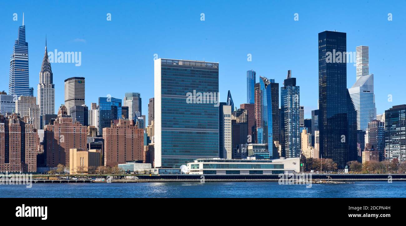 Queens, NY - novembre 16 2020 : les gratte-ciel de Midtown Manhattan, y compris les Nations Unies et d'autres bâtiments du côté est, vus de l'autre côté de l'est Banque D'Images